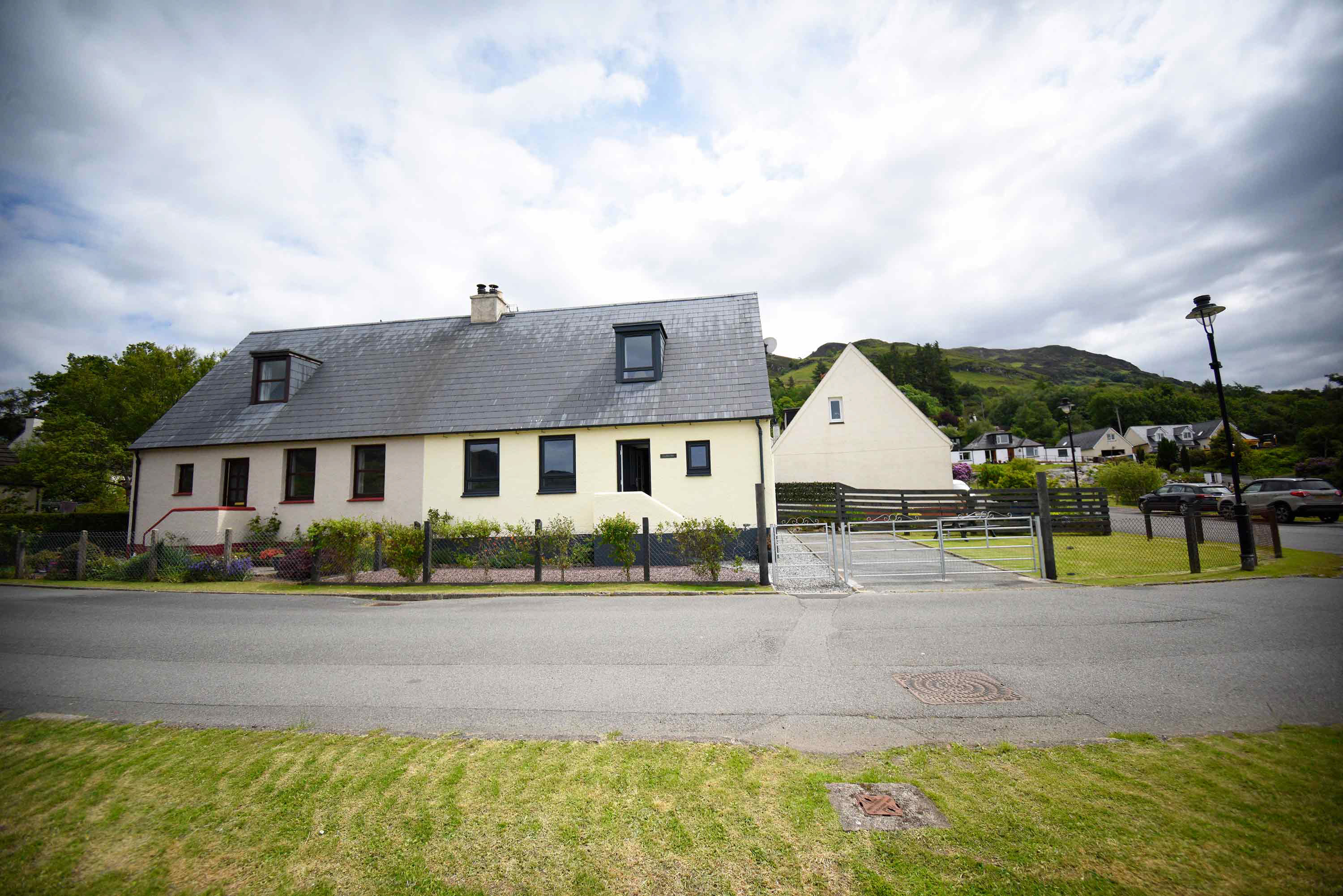 Glas Eilean View Self Catering Accommodation in Dornie offers private parking to guests