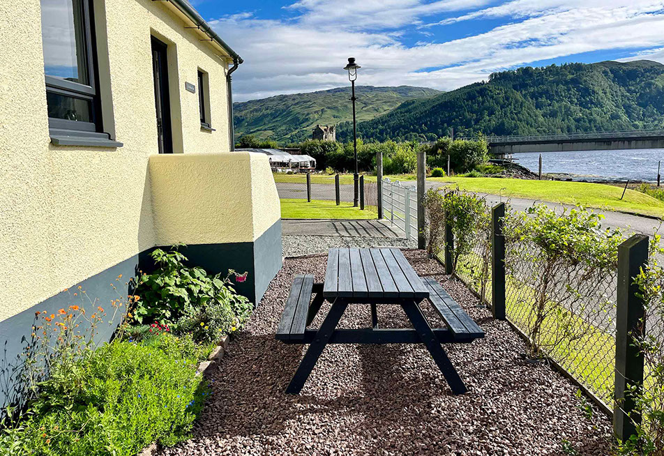Self Catering Accommodation King Size Double Bedroom in Dornie with Sea Views and WIFI