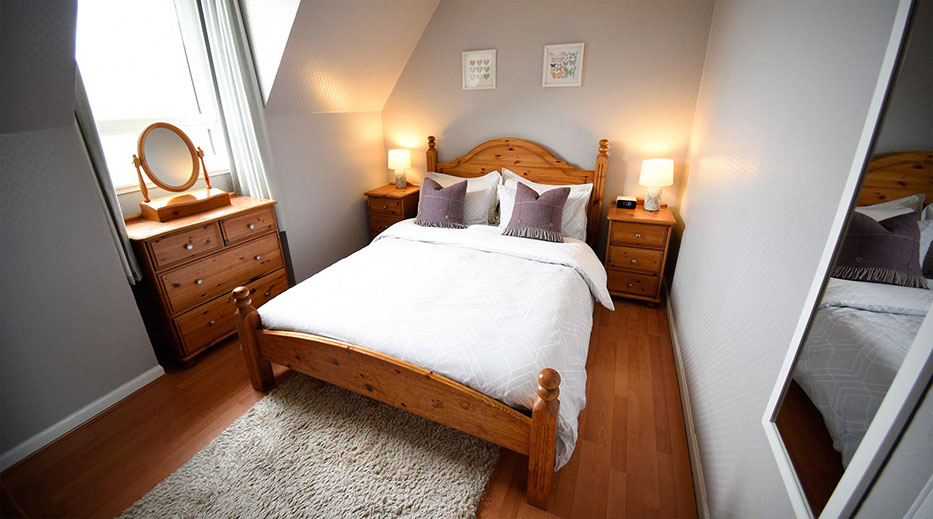 King Size Double Bed at Glas Eilean View Self Catering Accommodation in Dornie